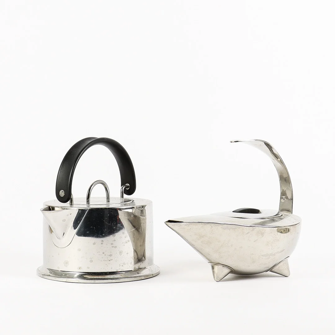 CARSTEN JÖRGENSEN. 2 Kannor, Bodum, Italien. — Other metals — Karlstad Hammarö Auktionsverk