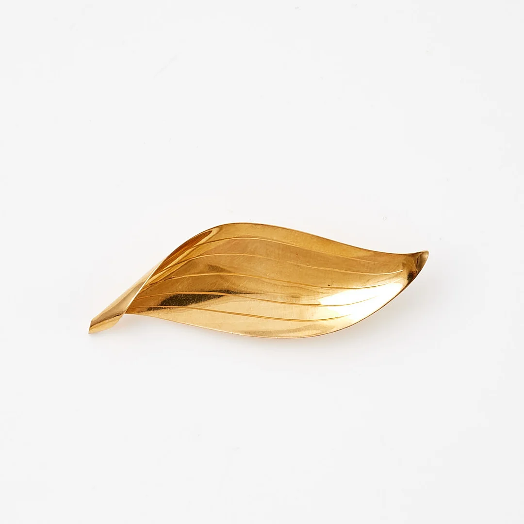 BROSCH, 18 k guld, lövformad, Joh. Petterssons Eftr Juvelerar Ab, Stockholm, 1957. — Brooches & Pendants — Stockholms Auktionsverk Sickla