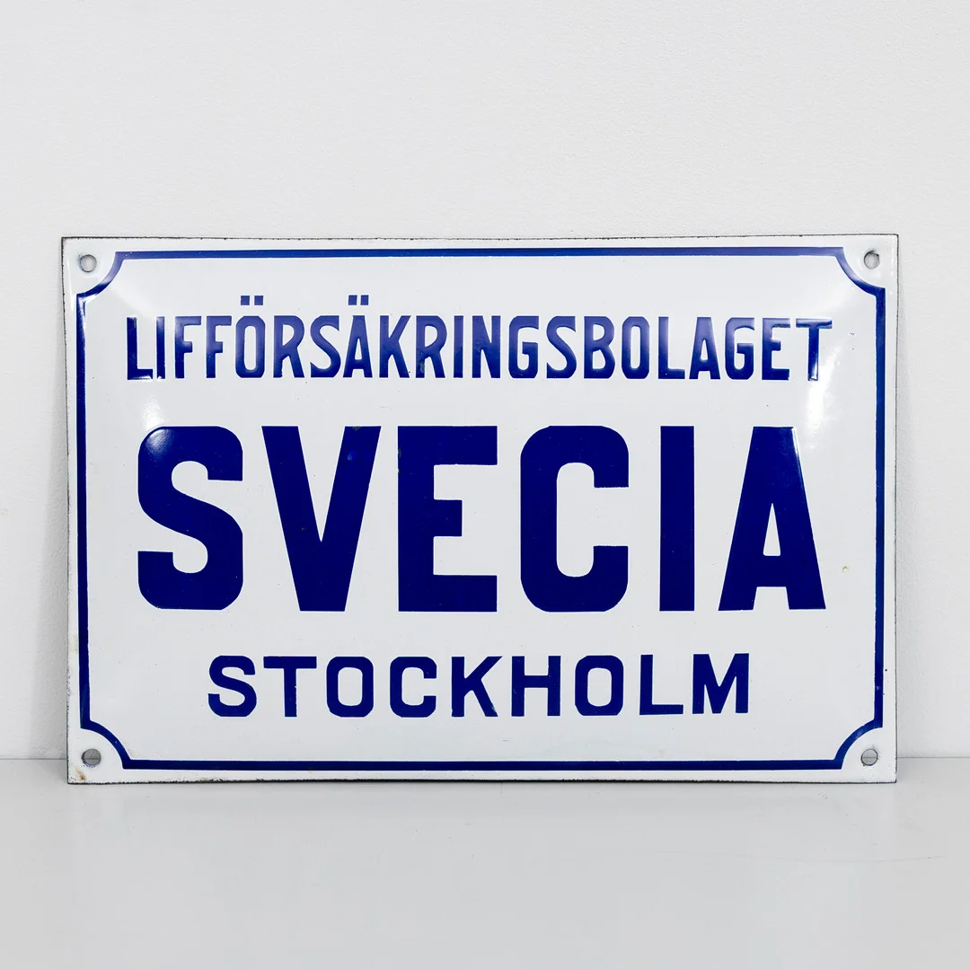 LIFFÖRSÄKRINGSBOLAGET SVECIA STOCKHOLM, emaljskylt. — Advertising & Signs — Auktionshuset Kolonn