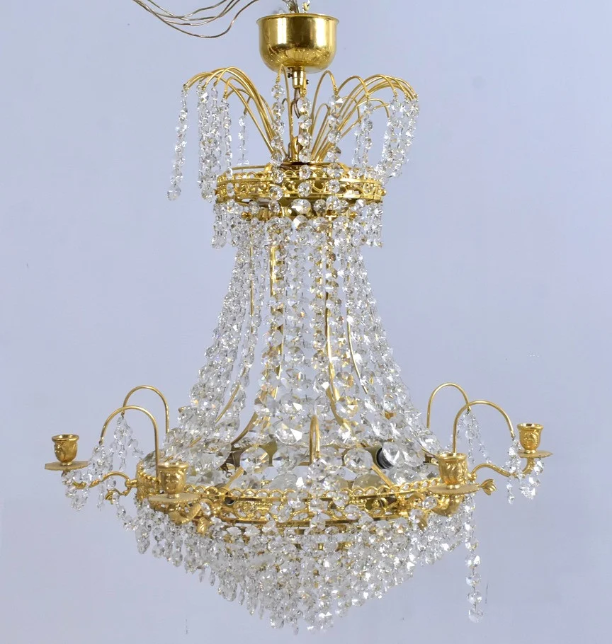 KRISTALLKRONA, gulmetall med prismor, 1900-tal. — Chandeliers — Halmstads Auktionskammare