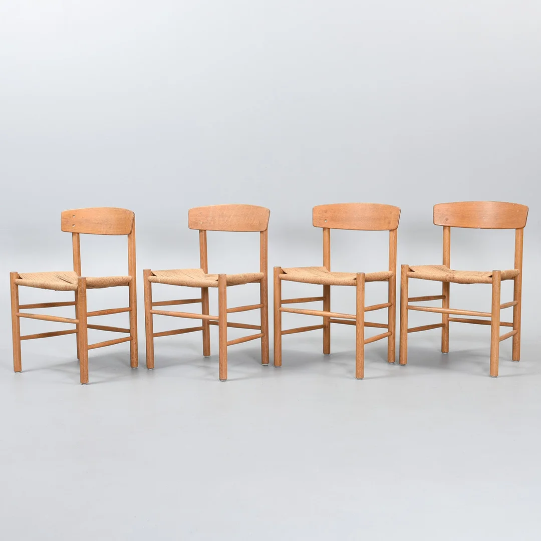 BØRGE MOGENSEN. Et sæt af fire "Folkestole" med stel massivt egetræ, model J 39, FDB Møbler, Danmark, formgivet 1947. — Armchairs & Chairs — Sørensen Auktioner
