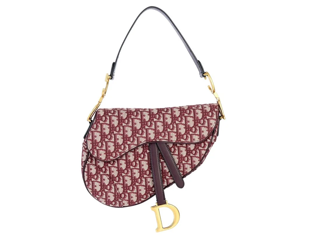VÄSKA, CHRISTIAN DIOR, Saddle Bag, vinröd, beige, oblique jacquard, guldfärgade beslag, 25x20x4 cm, märkt 01-RU-1128, år 2018, kvittokopia från 2019, care booklet, cert ej ifyllt, dustbag. — Accessoarer/Väskor — Kaplans
