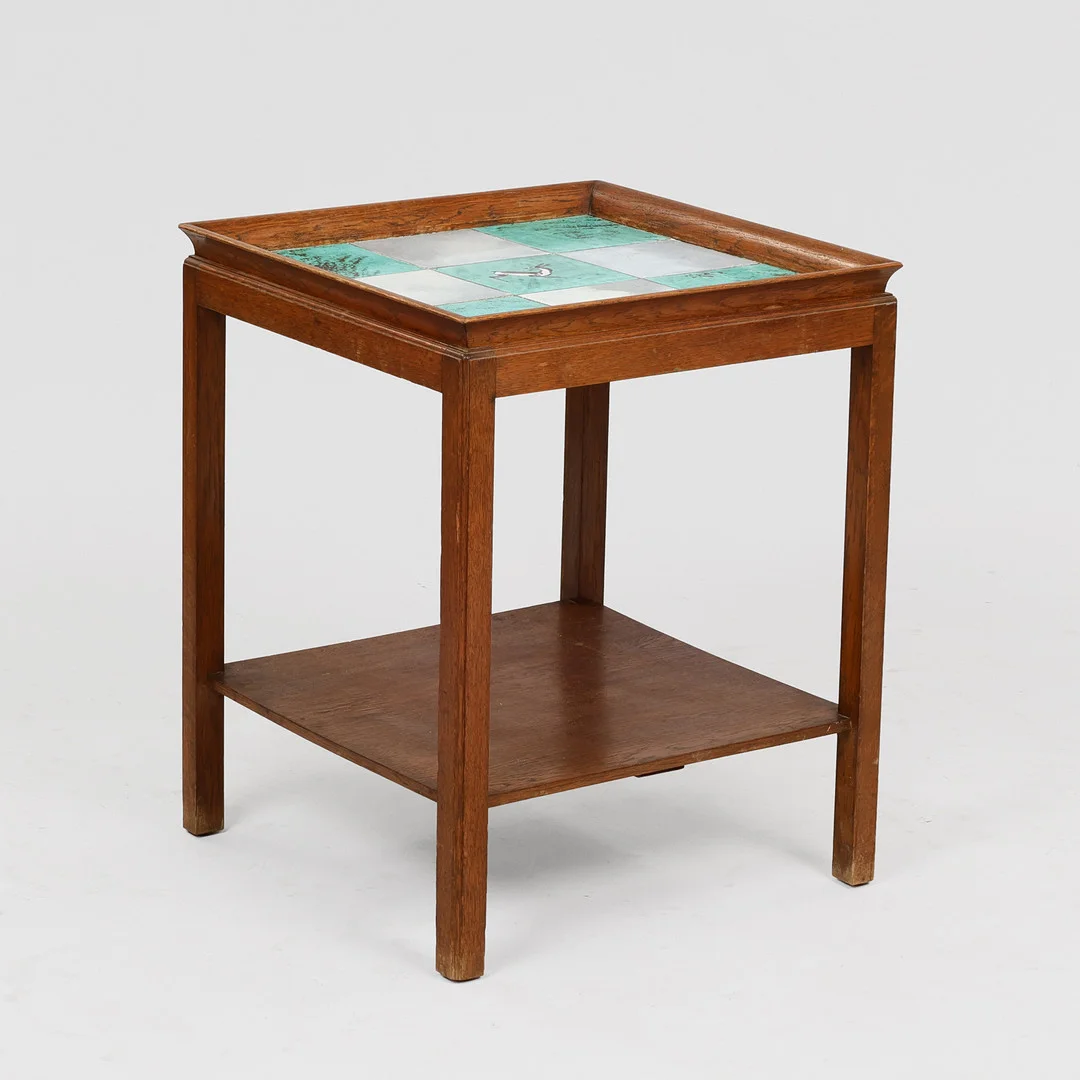 DANSK SNEDKERMESTER. Kvadratisk lampebord / sidebord af eg med kakler, 1930-40'erne, Danmark. — Tables — Palsgaard Kunstauktioner