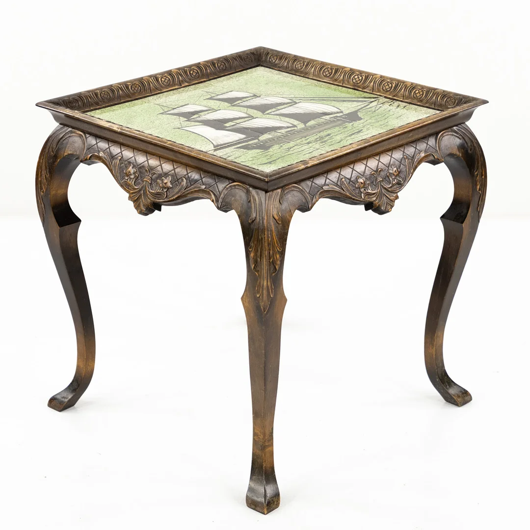 SIDOBORD, bordsskiva med målad dekor av segelfartyg, daterad 1935. — Tables — Karljohan Auktioner