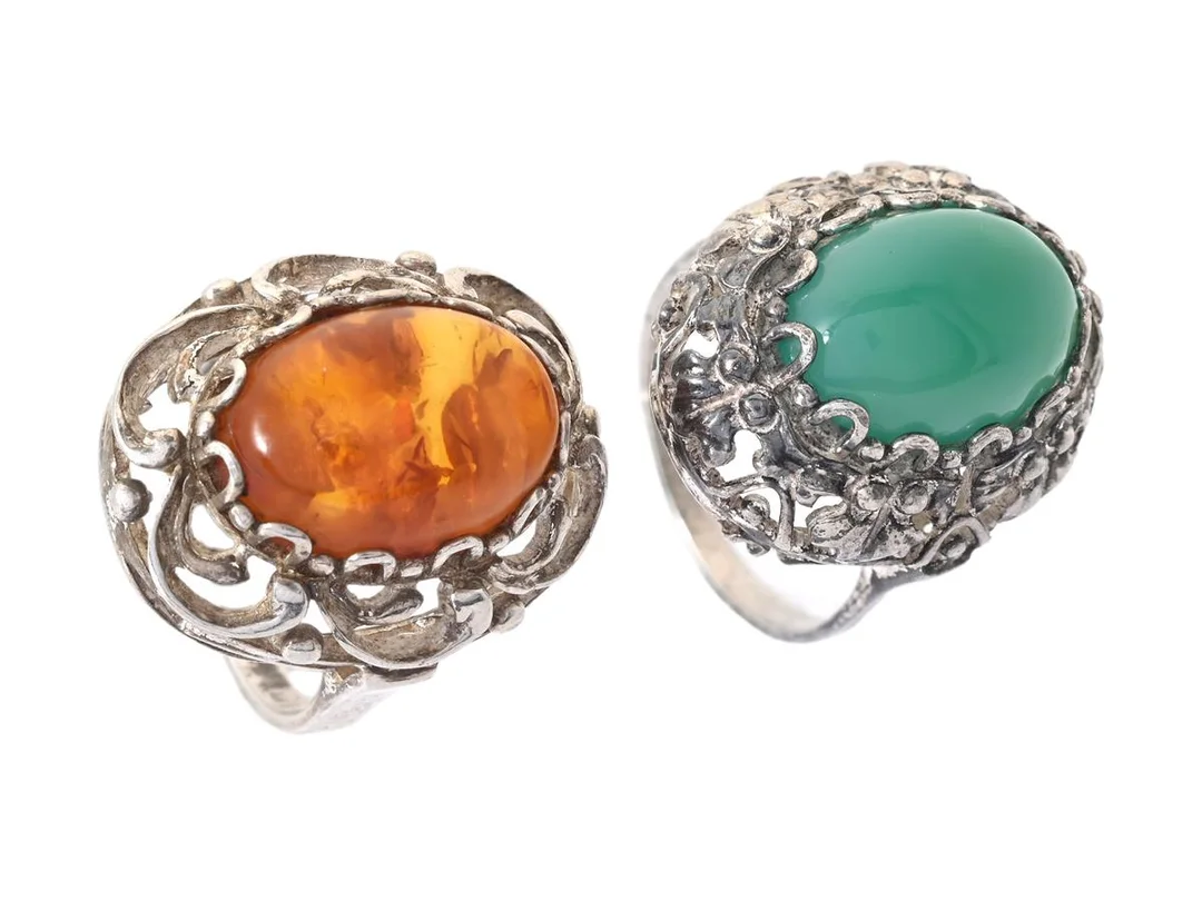 SMYCKESET, 2 st ringar, sterlingsilver, kalcedon, bärnsten, stl 16,25/16,5 mm, totalvikt 9,9 g. — Smycken/Smyckeset — Kaplans