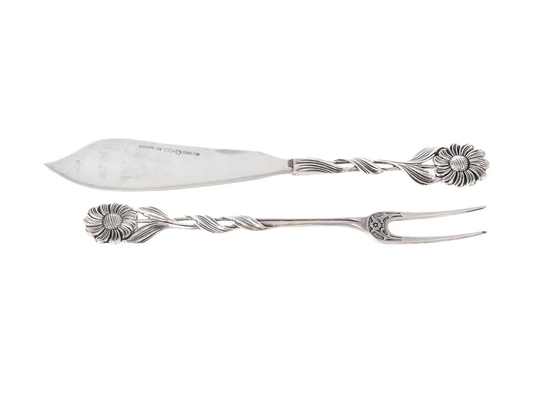 MATSILVER, fruktgaffel/fruktkniv, blomdekor, Gewe Silvervarufabriken Ab, Malmö, år 1975, längd 18,6 cm/20,6 cm, vikt ca 70,3 g. — Silver/Matsilver — Kaplans