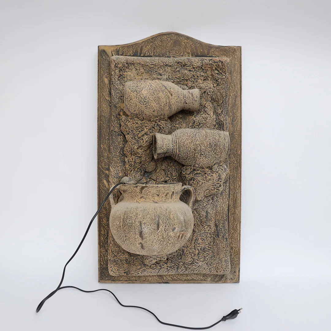 VÄGGSKULPTUR, vattenfall, konstmassa. — Sculptures & Bronzes — Falun Auktionsbyrå