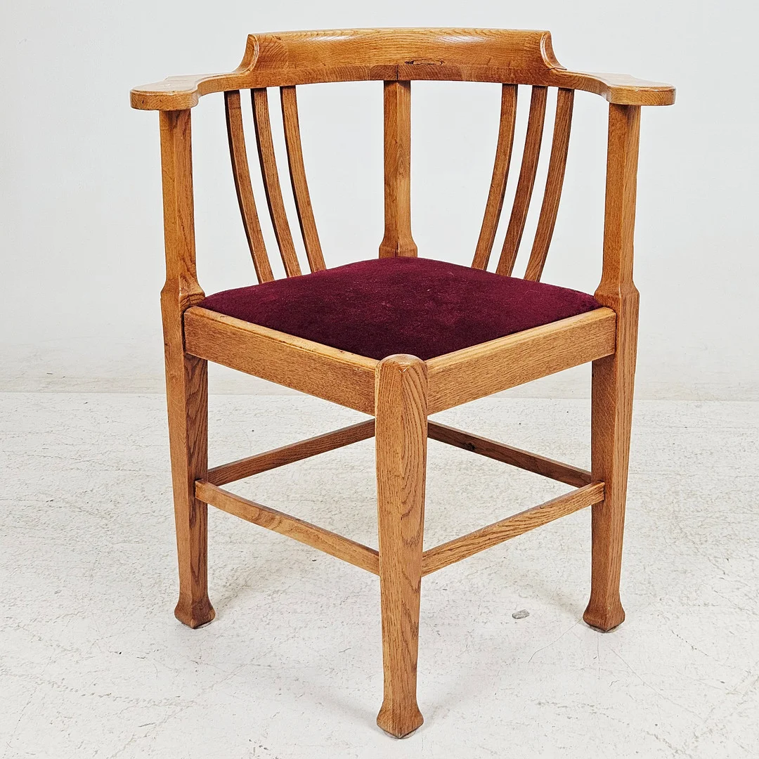 PUDERSTOL, 1900-talets första hälft. — Armchairs & Chairs — Auktionshuset Thörner & Ek
