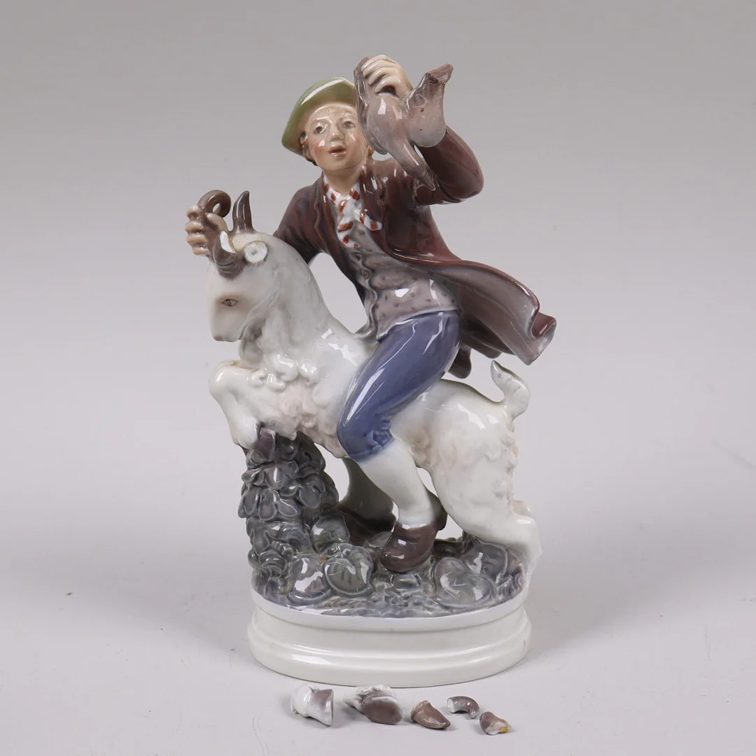 DAHL JENSEN. figurin, #1070, "Klodshans", karaktär från H.C. Andersens sagor. — European — Markus Auktioner