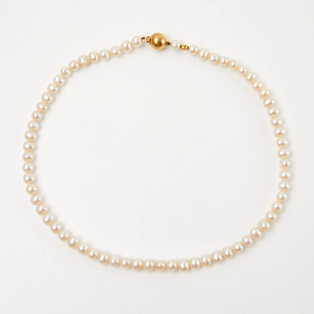 PÄRLCOLLIER, lås i 18 k guld, odlade sötvattenspärlor, ca 6,8-7,1 mm, J. Köhle, Pforzheim Tyskland. — Necklace — Stockholms Auktionsverk Sickla