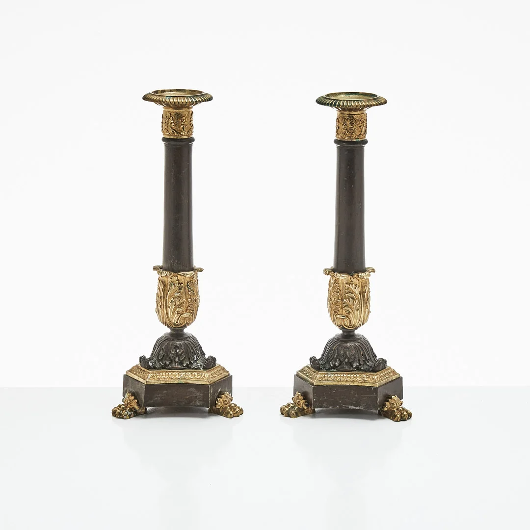 LJUSSTAKAR, ett par, förgylld och mörkpatinerad brons, Frankrike, 1800-talets mitt, Napoleon lll, senempire, dekor av akantusblad, trepassfot med lejontassar. — Candlesticks — Stockholms Auktionsverk Magasin 5