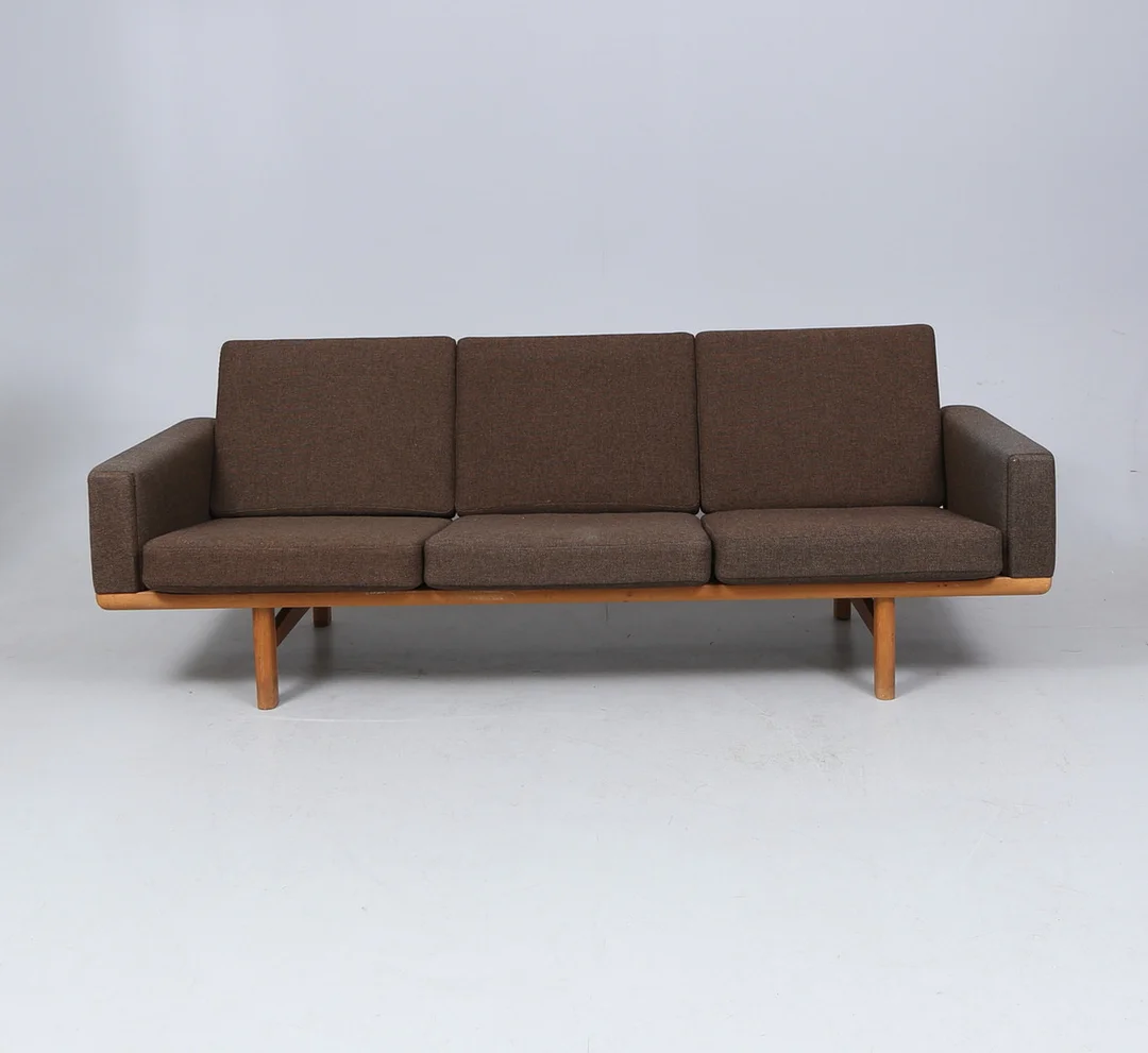 HANS J WEGNER. Soffa, modell GE-235, Getama, Danmark. — Sofas & Seatings — Gomér & Andersson Linköping