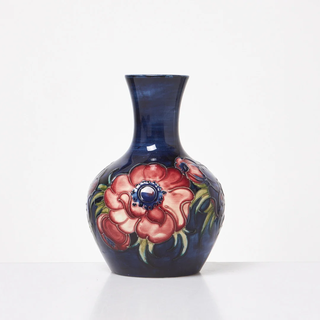 WILLIAM MOORCROFT. VAS. Glaserat stengods, dekor av vallmo, England, 1900-talets första hälft. — European — Stockholms Auktionsverk Sickla