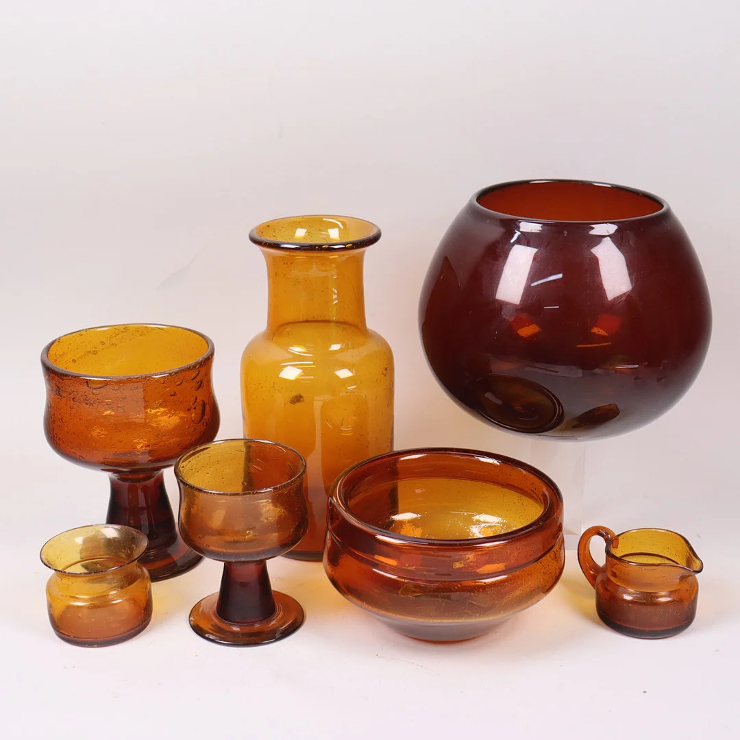 ERIK HÖGLUND. föremål i brunt glas, vaser, skålar mm, 7 st. — Utility glass — Markus Auktioner