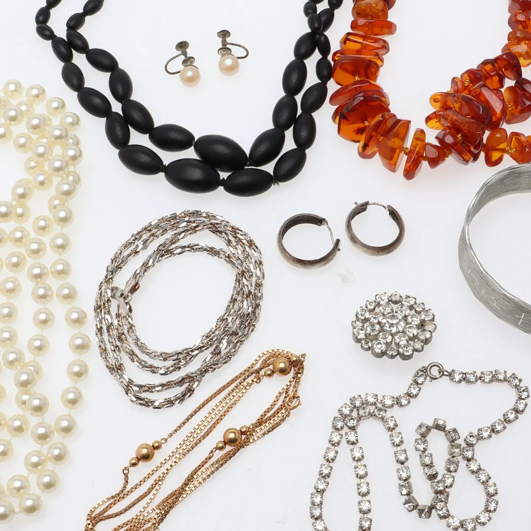 SMYCKEN, 10 st, delvis silver. — Jewellery — Ekenbergs Auktioner