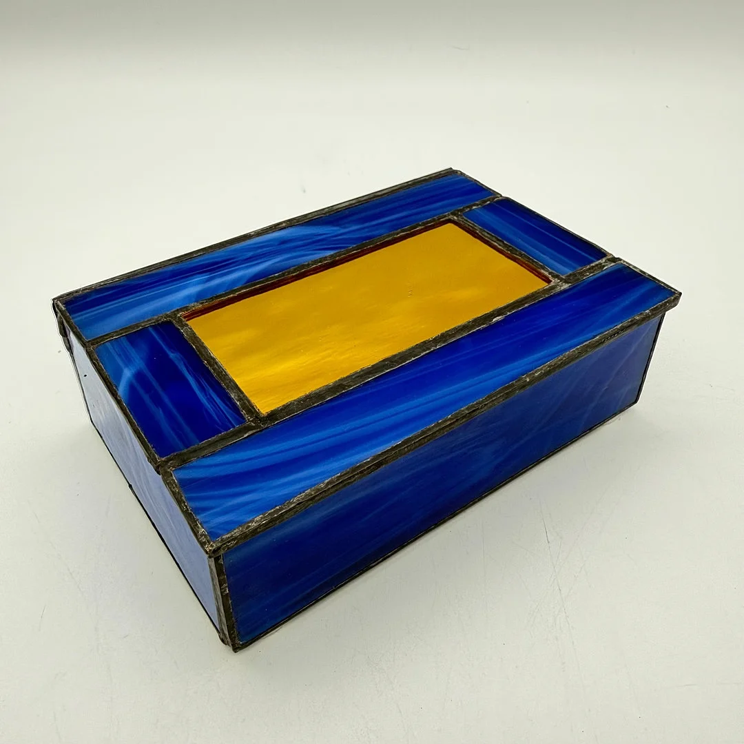 SCHMUCKSCHATULLE AUS KUNSTGLAS & ZINN BLAU GOLD. — Objet de vertu & Miscellaneous — Kunst- und Auktionshaus Kleinhenz