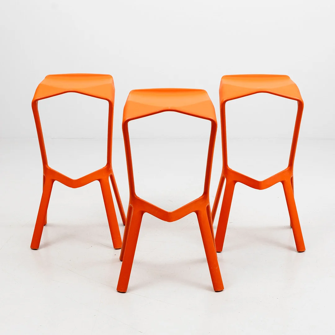 KONSTANTIN GRCIC. Barstolar, 3 st, "Miura", orange polypropelen, PLANK, Italien, 2000-tal. — Armchairs & Chairs — Auktionshuset Kolonn