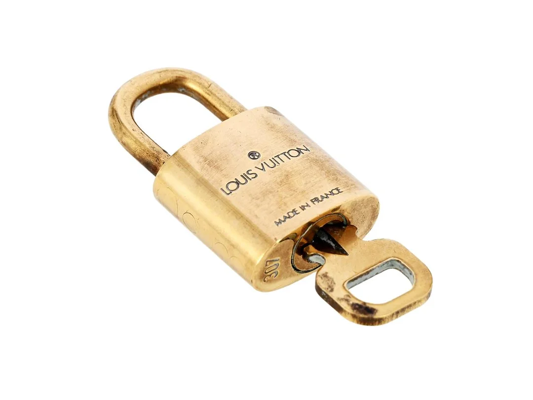 LÅS, LOUIS VUITTON, gulmetall, lås, en nyckel, nr 307. — Accessoarer/Övrigt — Kaplans