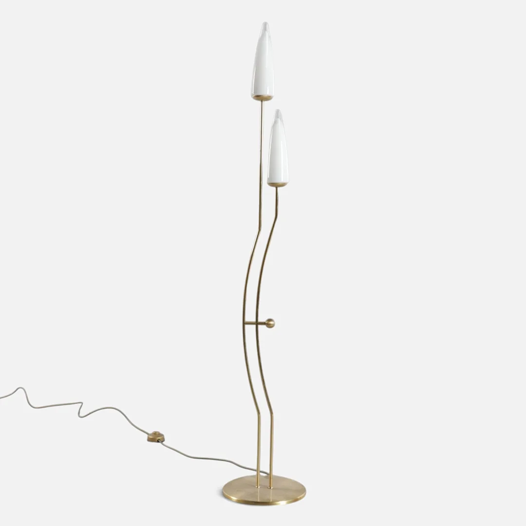 Gulvlampe af messing med to skærme af hvidt og klart glas. Udført hos Bankamp Leuchten. Tyskland, 1980'erne. — Floor lights — Woxholt Auktionshus