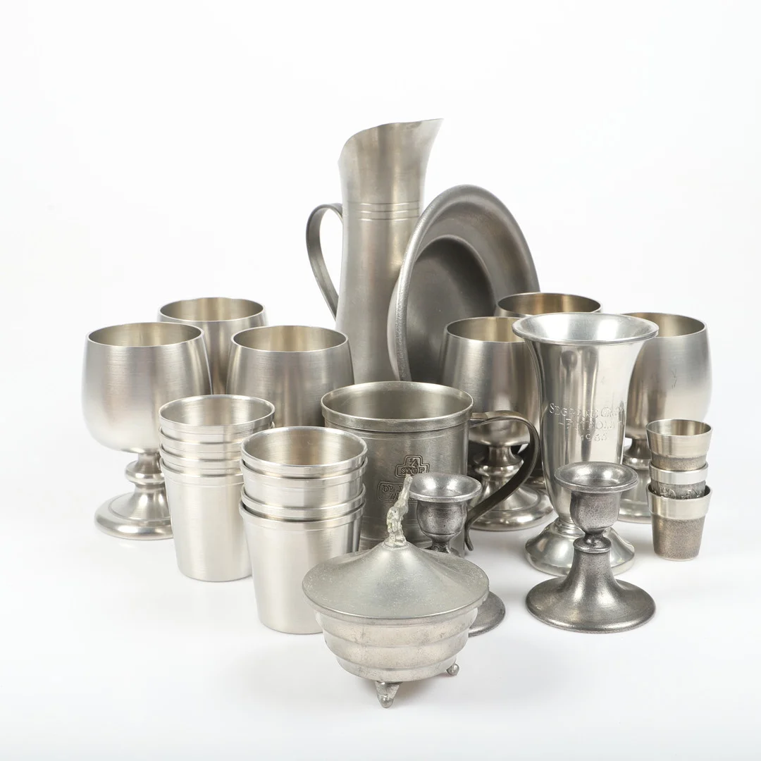 MUGGAR, FAT M.M., 23 delar, tenn, 1900-tal. — Pewter, Brass & Copper — Helsingborgs Auktionskammare