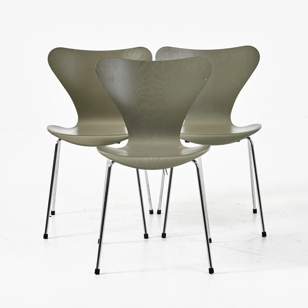 ARNE JACOBSEN. Stolar "Sjuan" 3 stycken, Fritz Hansen, färg olivgrön, tillverkningsår 2022. — Armchairs & Chairs — Stockholms Auktionsverk Magasin 5
