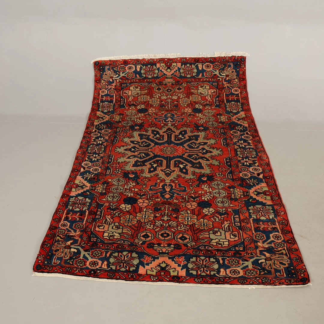 MATTA handknuten 200x127 cm. — Carpets — Höörs Auktionshall