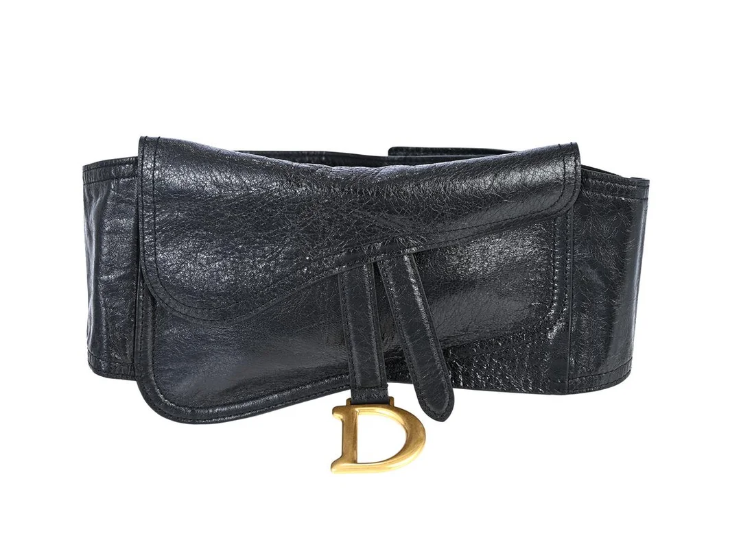 BÄLTE, DIOR, Crinkled Saddle, svart skinn, mässingfärgade beslag, 63-72 cm, bredd 14 cm, dustbag. — Accessoarer/Bälten — Kaplans