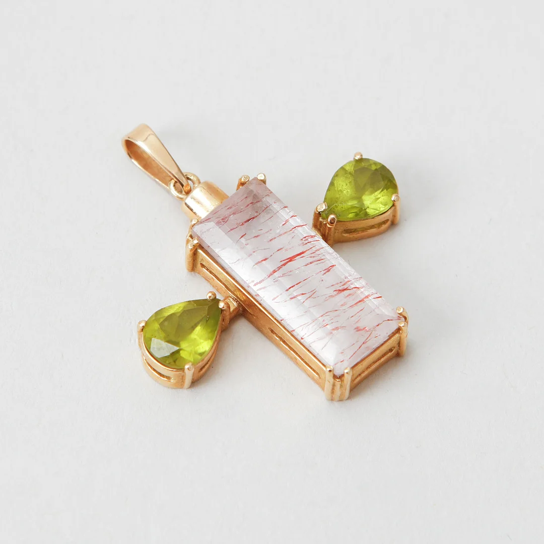 HÄNGE, 18k guld, baguettslipad kvarts samt peridoter, vikt ca 9,2 gram. — Brooches & Pendants — Göteborgs Auktionsverk