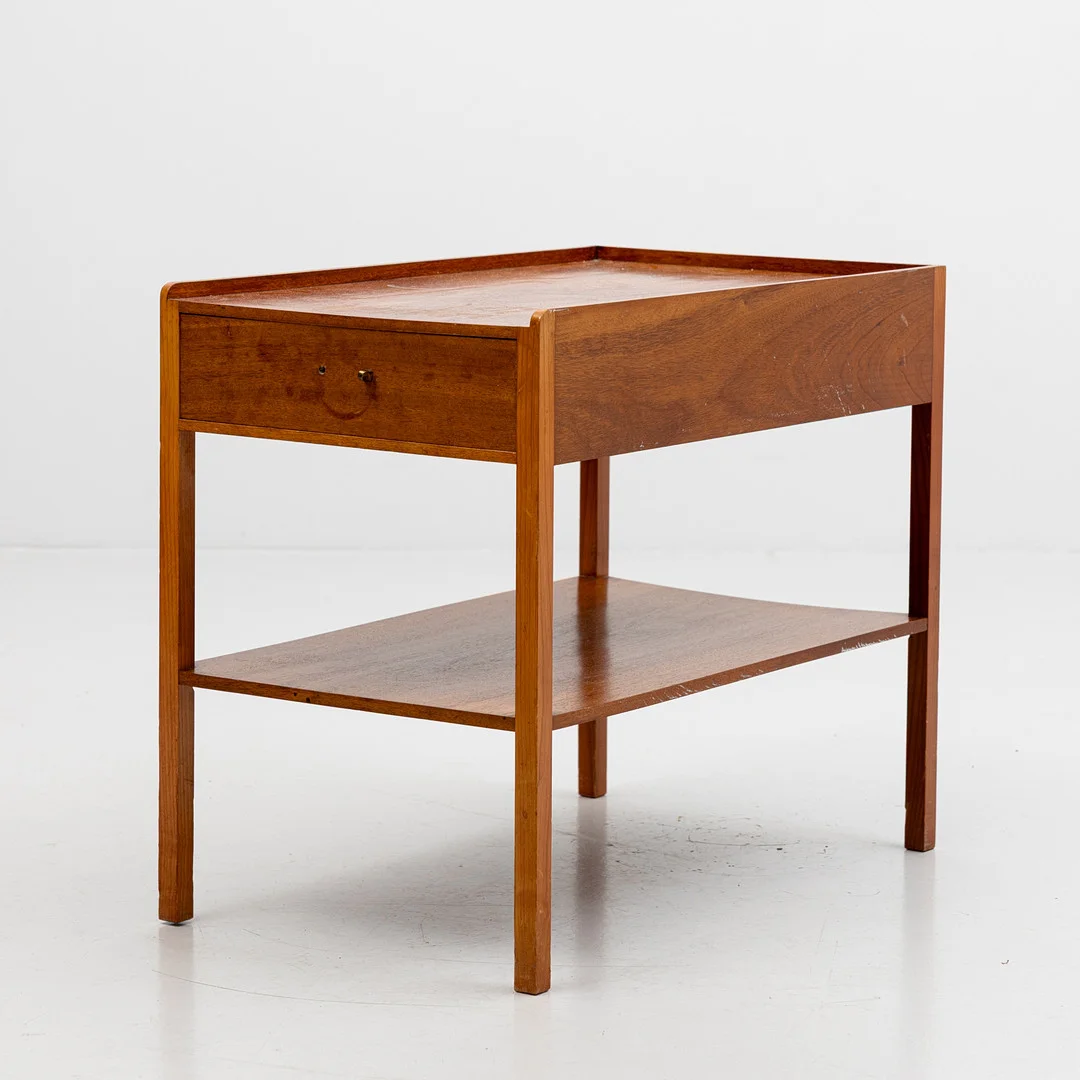 JOSEF FRANK. sängbord, modell 914, Firma Svenskt Tenn. — Tables — Auktionshuset Kolonn