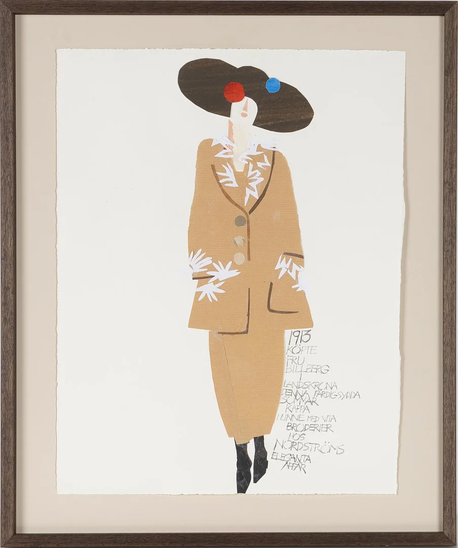 TONIE LEWENHAUPT (FÖDD 1937). "1913 Köpte fru Billberg i Landskrona denna färdigsydda sommarkappa i linne med vita broderier hos Nordströms eleganta affär", collage, sign och dat a tergo 2024. De fina modebutikerna tog även emot beställningar. En elegant Landskronadam lät sy denna. — Other — Stockholms Auktionsverk Helsingborg