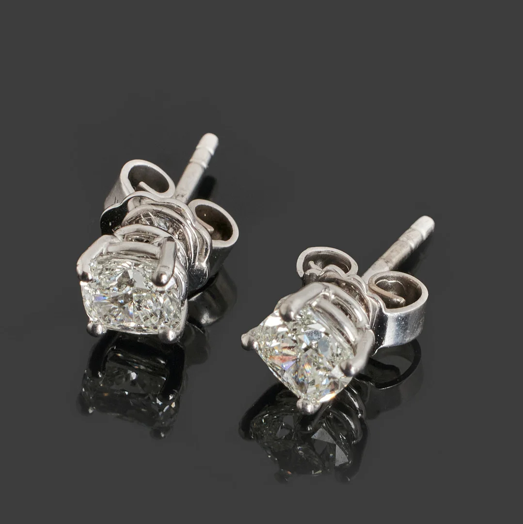 ÖRHÄNGEN, ett par, 18k vitguld, diamanter cushion modified totalt 1.04ct, Wallin jewels, certifikat medföljer. — Earrings — Crafoord Auktioner Stockholm