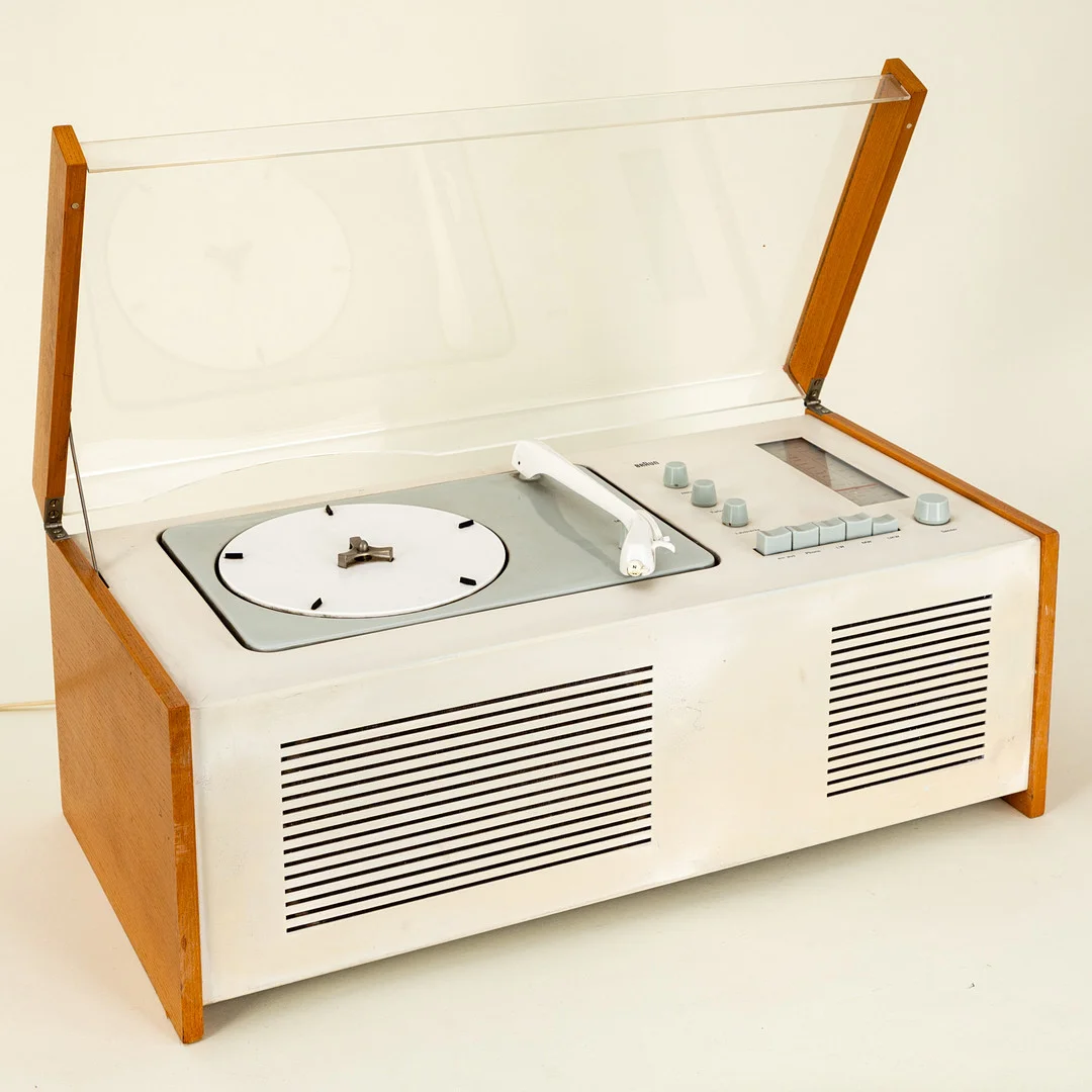 DIETER RAMS & Hans Gugelot. BRAUN. Musikanlage 'Schneewittchensarg' SK5. — Audio, Vinyl & Hi-Fi — Stockholms Auktionsverk Hamburg