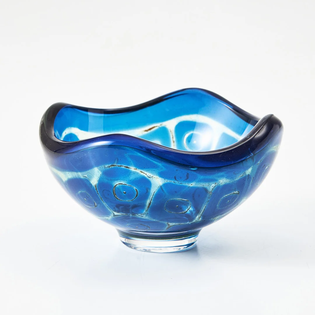 SVEN PALMQVIST. Skål, glas, Orrefors 1957, Ravenna, dekor av kvadrater i blått med mindre röda stänk. — Art glass — Stockholms Auktionsverk Magasin 5