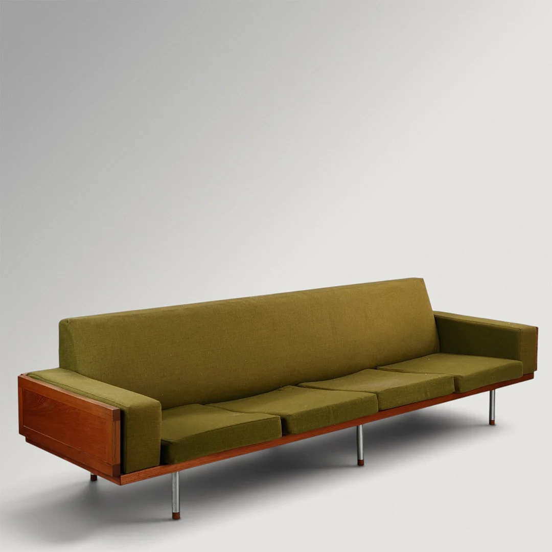 ILLUM WIKKELSO. Sjælden fritstående fire-pers. sofa betrukket med uldstof, stel af teak og stål, Søren Willadsens Møbelfabrik, Vejen, Danmark. — Sofas & Seatings — Palsgaard Kunstauktioner