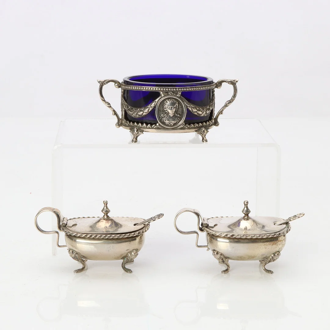 SALTKAR, 2+1 ST. Silver med glasinsatser, samt saltskedar. Silvervikt de två saltkaren, ca 100 gram. — Silver — Skånes Auktionsverk