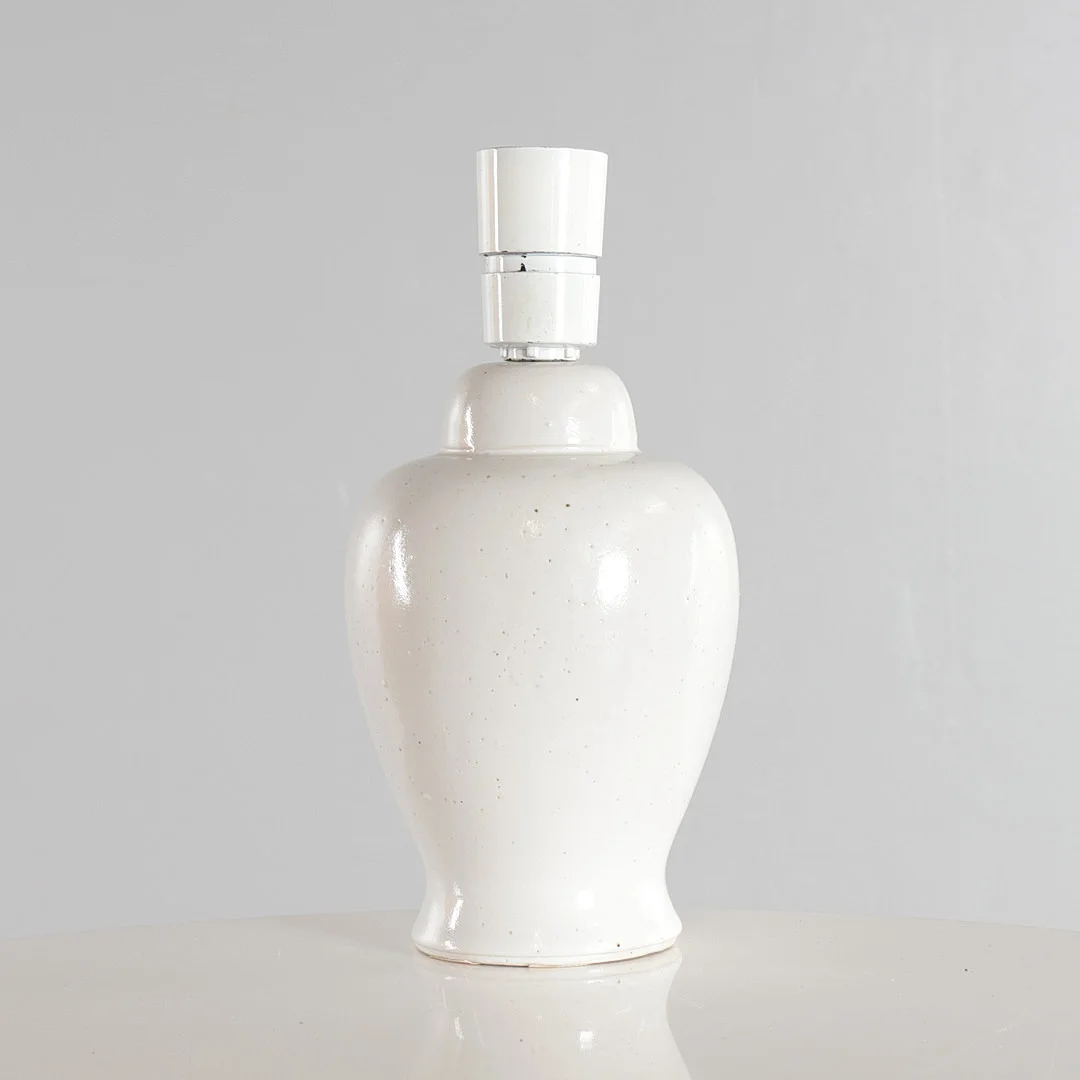 JANE REUMERT (F. 1942, D. 2016). Bordlampe af porcelæn, overflade med boblende hvid glasur. Sign. Jane, 84. Unik. — European — Woxholt Auktionshus