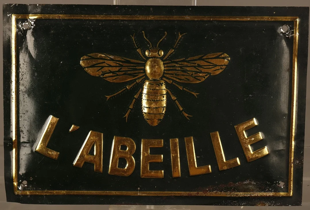 L'Abeille, placa publicitaria en hojalata estampada y pintada. — Other collectables — Barcelona Auctions