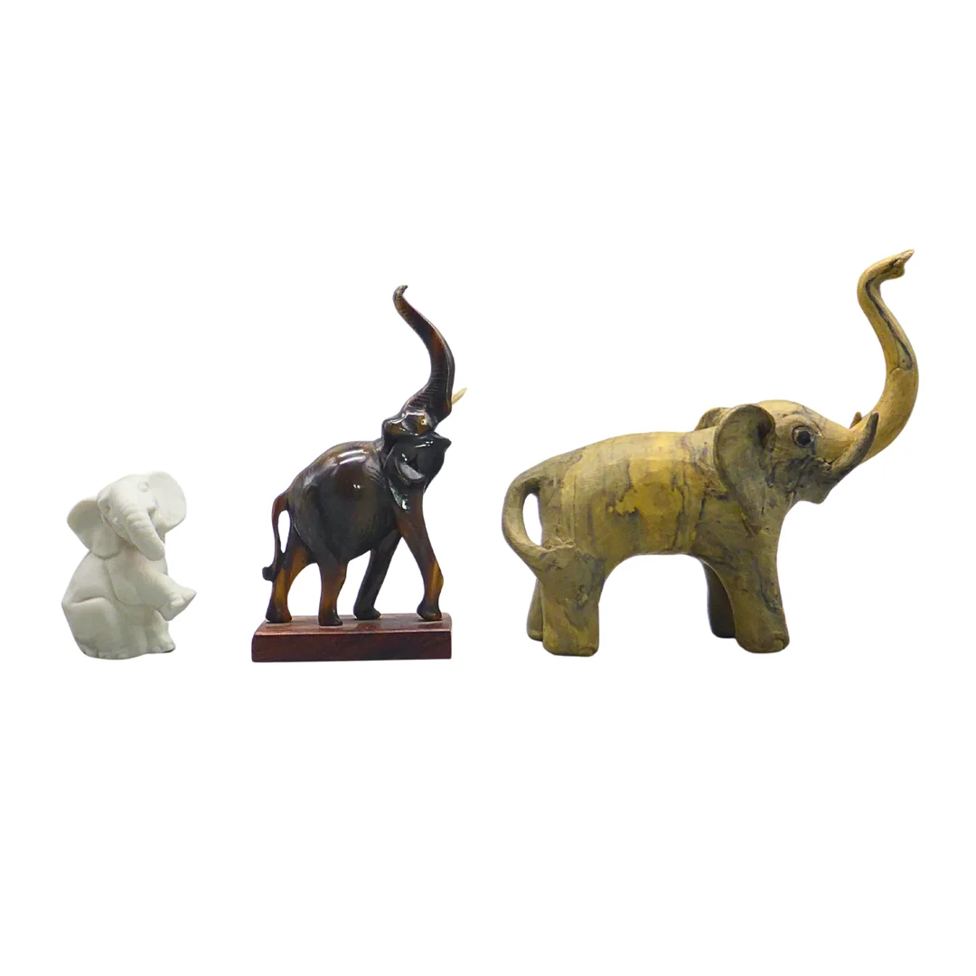 3ER-SET ELEFANTENFIGUREN AUS VERSCHIEDENEN MATERIALIEN. — African tribal art — Auktionshaus Stuber's Hammerschlag