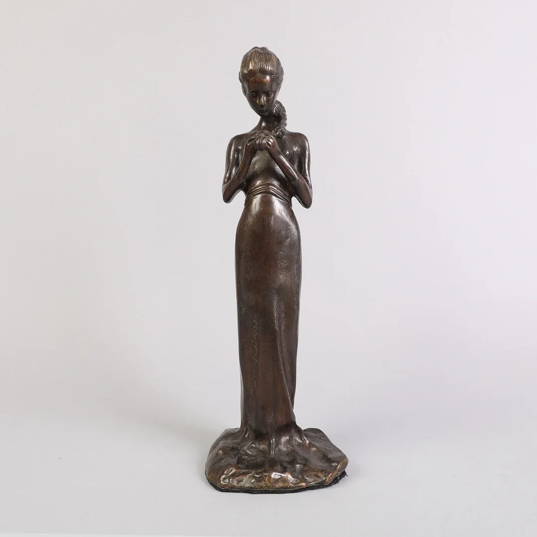 PAUL TROUBETZKOY (1866-1938). Skulptur af bruneret bronze i form af stående kvinde der fletter sit hår. — Sculptures & Bronzes — Bidstrup Auktioner