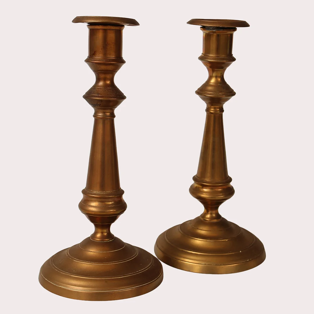 LJUSSTAKAR, Skultuna Bruk, mässing, modell nr 59, 1800- tal, ett par. — Candlesticks — Limhamns Auktionsbyrå