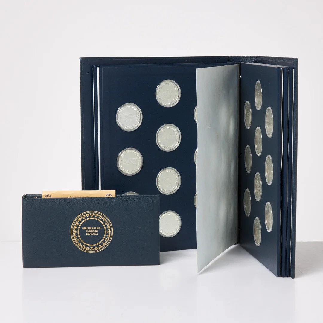 MEDALJSAMLING, 50 st, sterling silver, i album, "Medaljsamlingen Sveriges Historia", med äkthetsintyg, Franklin Mint AB. — Coins & Banknotes — Stockholms Auktionsverk Sickla