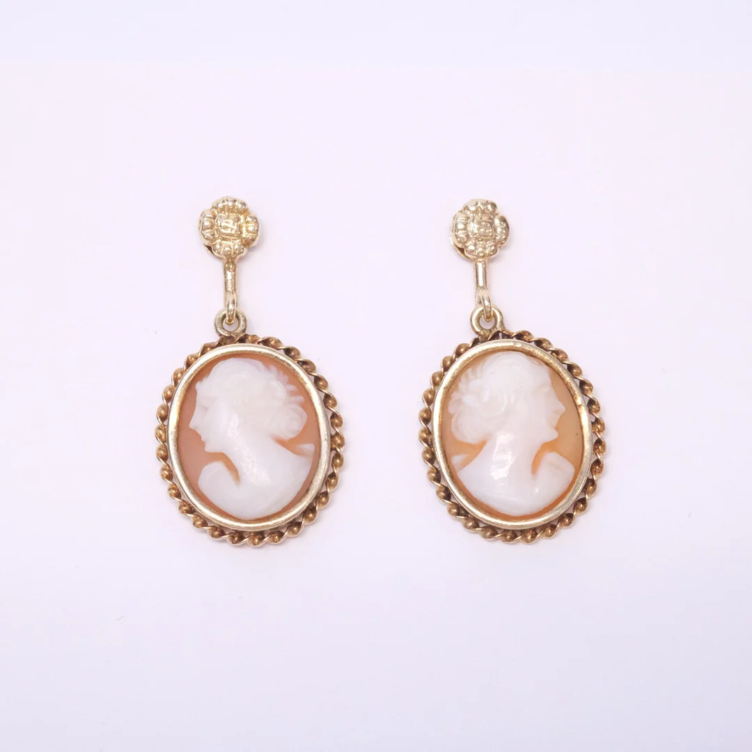 ÖRHÄNGEN MED CAME, ETT PAR, 18K GULD. — Earrings — Björnssons Auktionskammare