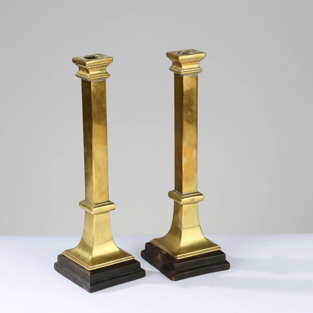 Et par lysestager af messing monteret på fod af træ, 1800-tallet, (2). — Candlesticks — Palsgaard Kunstauktioner