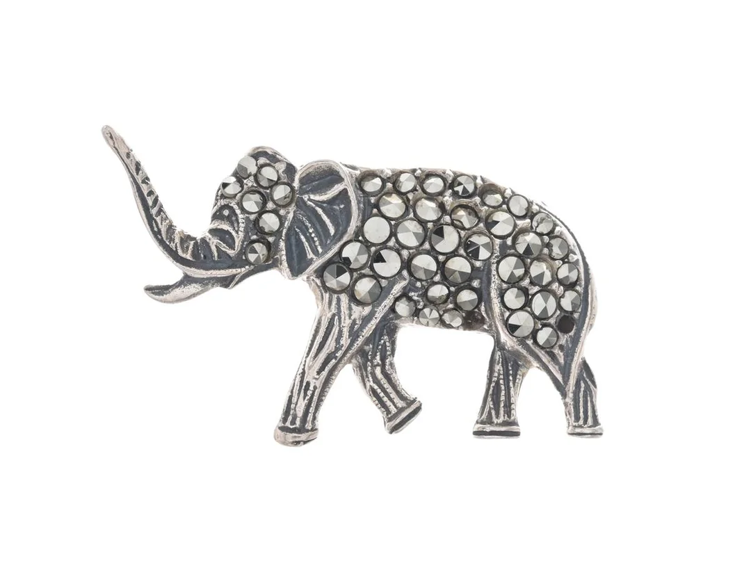 BROSCH, sterlingsilver, markasiter, motiv av elefant, mått ca 2 cm x 3 cm, vikt ca 4,0 g, två stenar saknas. — Smycken/Brosch — Kaplans