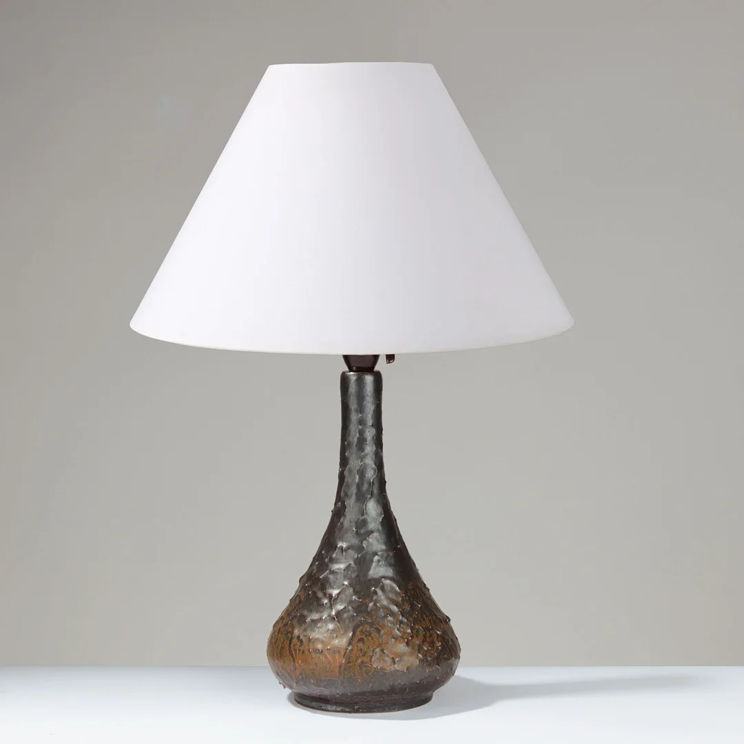 GUNNI NORDSTRØM (F.1936). Dråbeformet bordlampe af hånddrejet stentøj glaseret i mørkebrune og rustrøde nuancer, eget værksted i Lunderød, Danmark, 1970'erne. — Table Lamps — Palsgaard Kunstauktioner