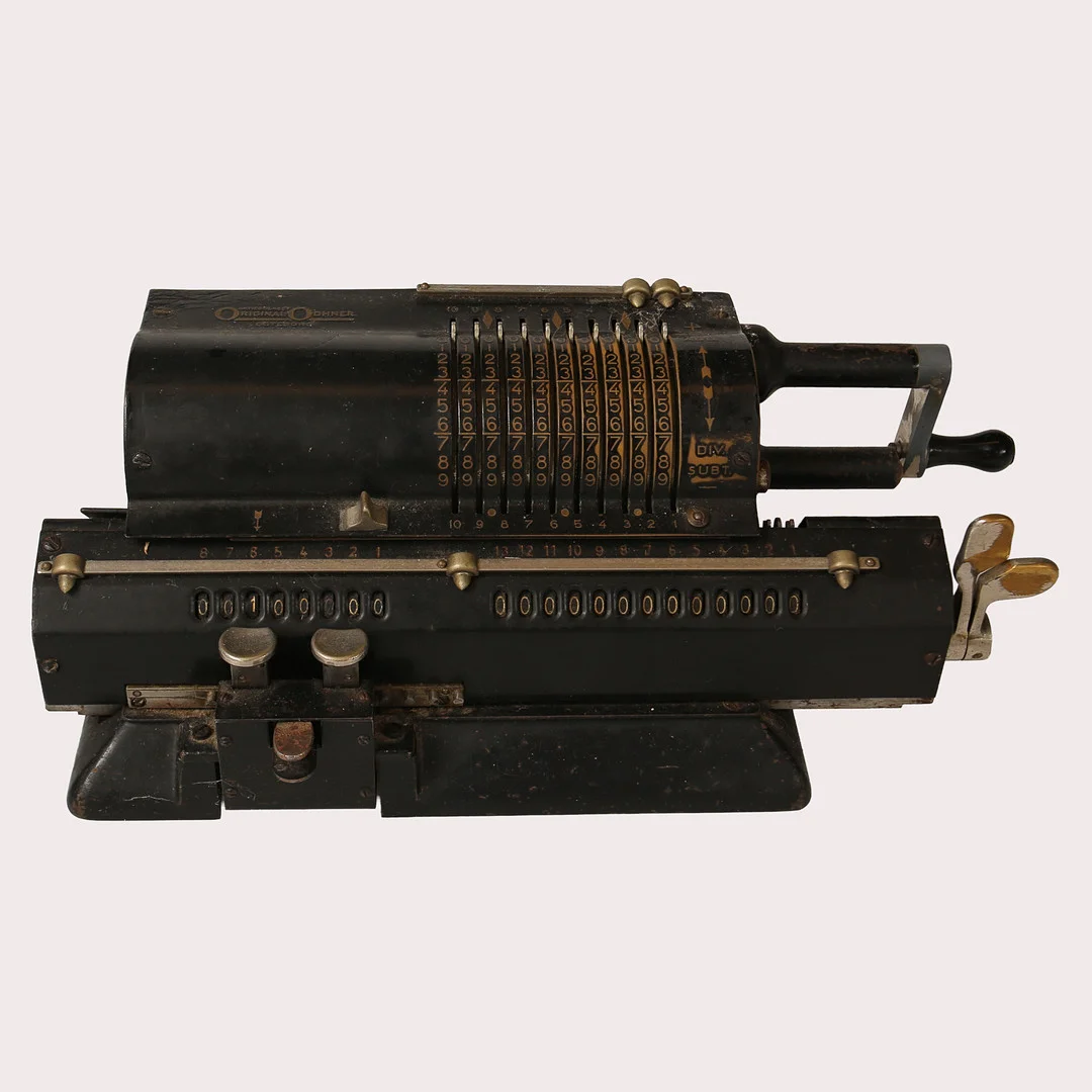 RÄKNEMASKIN Original-Odhner. Göteborg, Sweden, 1900-talets första hälft. — Technica & Nautica — Limhamns Auktionsbyrå