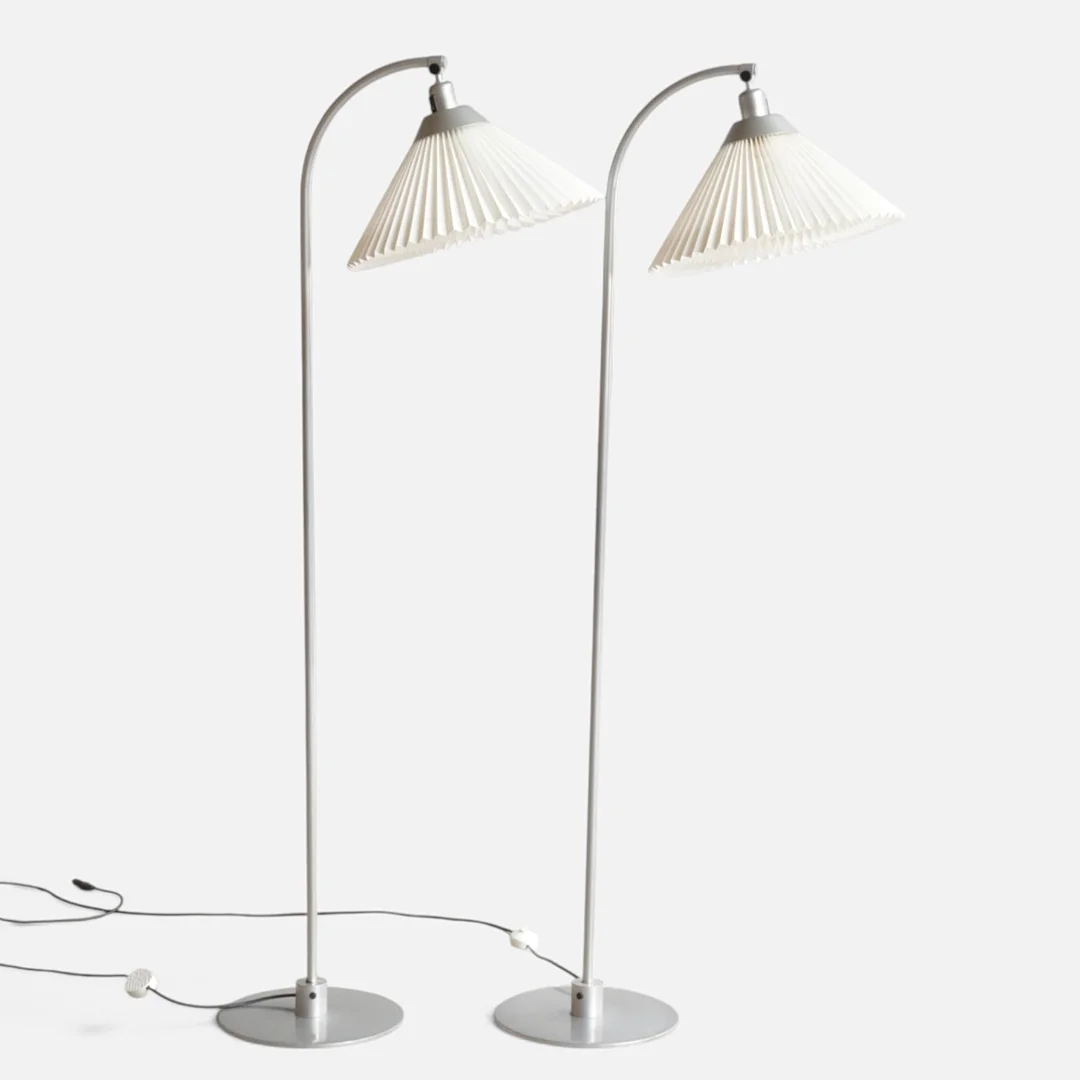 FLEMMING AGGER. Et par standerlamper af lakeret metal, skærme af plisseret akryl, justérbar skærm. Udført hos Le Klint, model '368' (2). — Floor lights — Woxholt Auktionshus