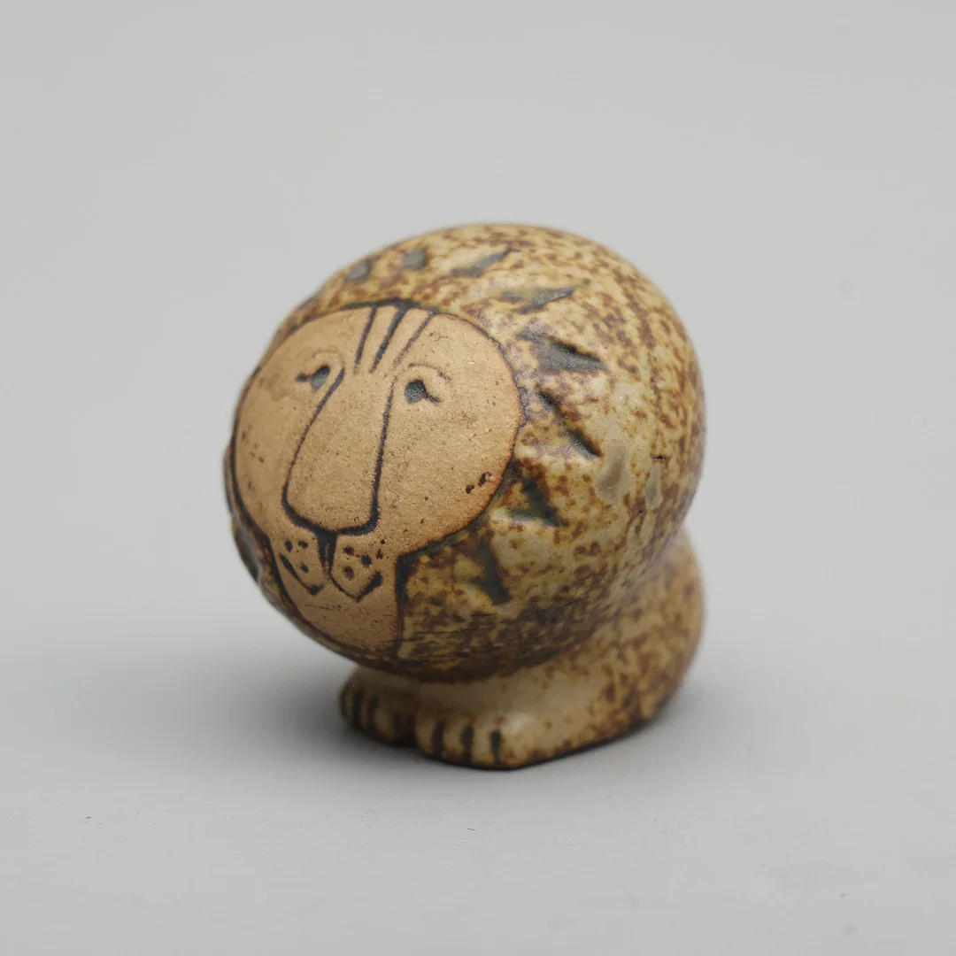 LISA LARSON. Figurin, "Lejon Mini", ur serien Afrika,stengods,Gustavsberg. — European — Södermanlands Auktionsverk