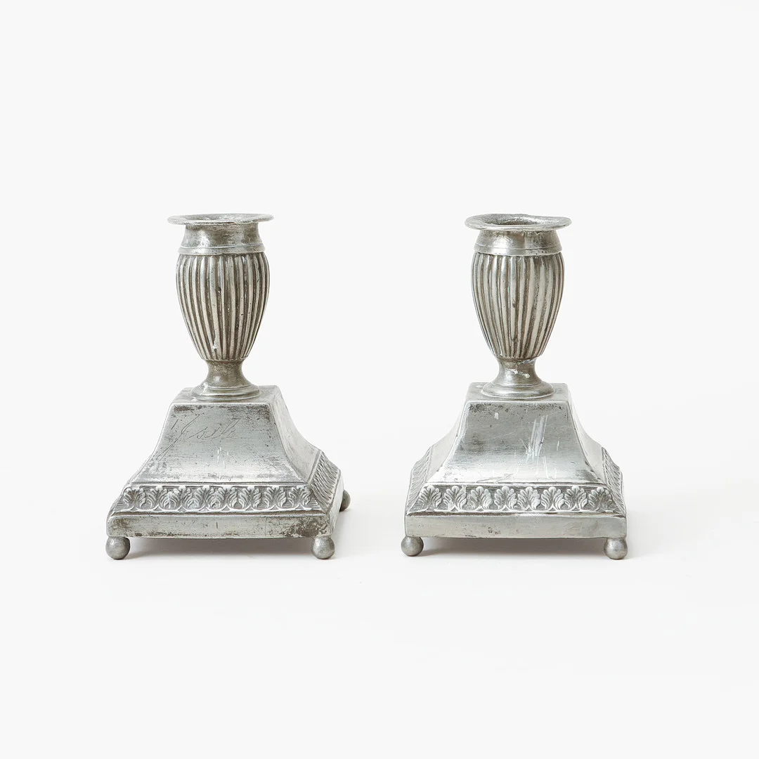 LJUSSTAKAR, ett par, tenn, Nils Erik Justelius, 1800-tal. — Pewter, Brass & Copper — Göteborgs Auktionsverk