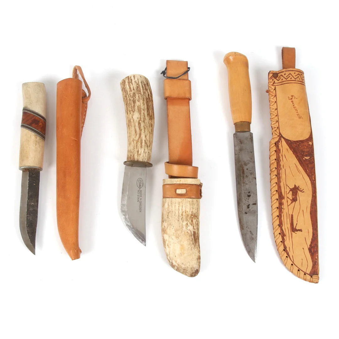 KNIVAR, 3 st, horn, läder, ben, 1900-talets senare del. — Edged weapons — Stadsauktion Sundsvall